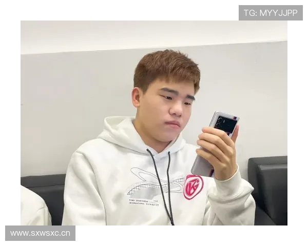 鲍春来穿得比路人还随意，谁想到他以前的“节奏”竟然这么拼？