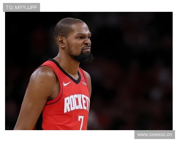 杜兰特凌晨豪宅自拍，灯光全开活像拍MV事儿啊！